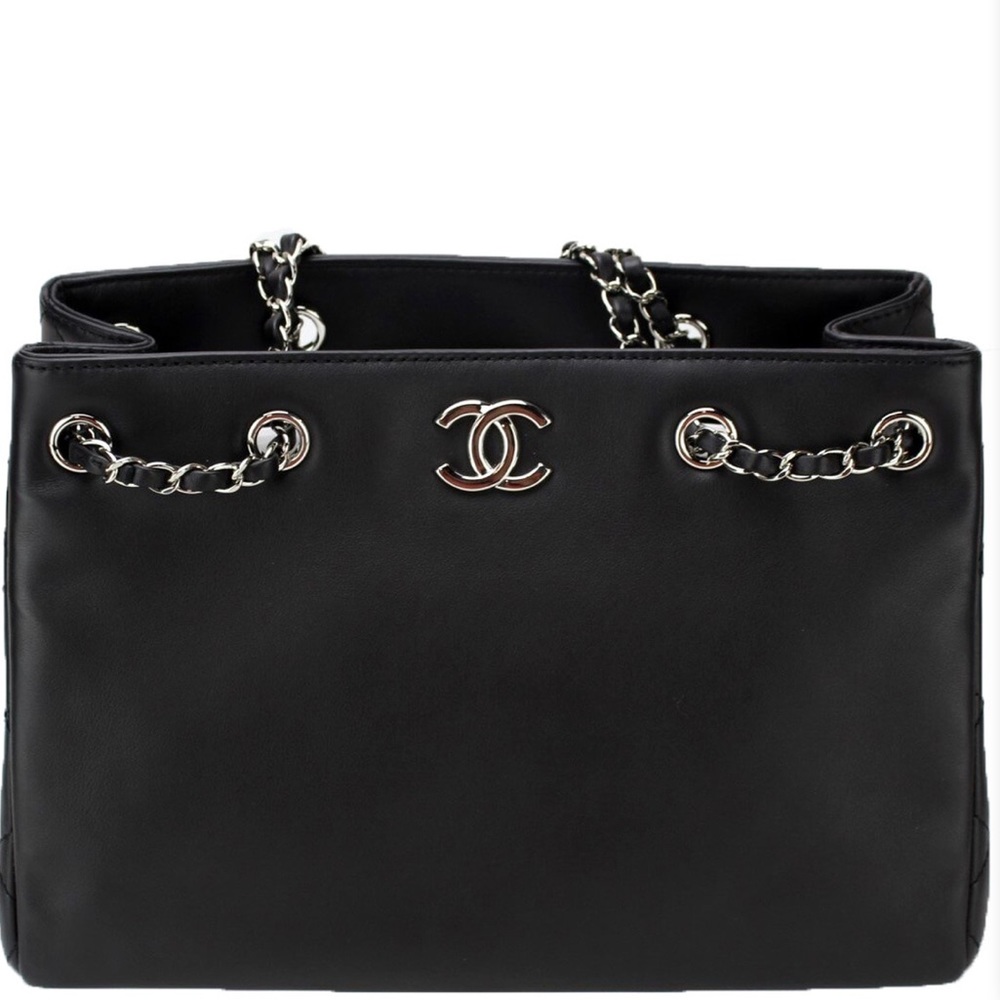 *SOLD* 🛎 🎼 CHANEL “CHAIN-STRAP” BAG!